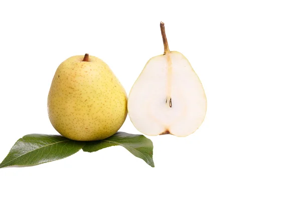 Rijp, heerlijke peren op een wit. — Stockfoto