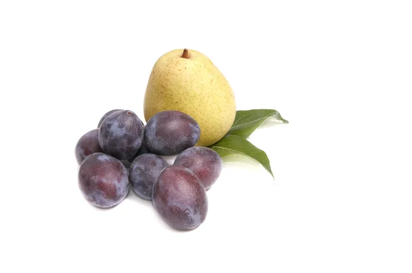 Chutné, zralé ovoce na bílé. — Stock fotografie