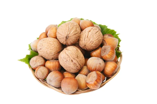 Спелые орехи в корзине . — стоковое фото