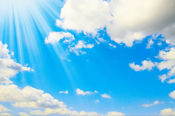 Сонячні промені і чудове блакитне небо . — стокове фото