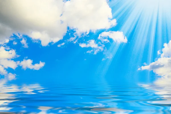 Solstrålar och strålande blå himmel. — Stockfoto