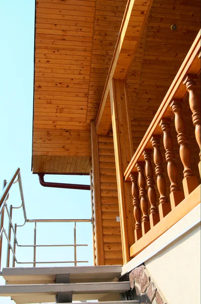 Prachtige houten plafond en spiraal stai — Stockfoto
