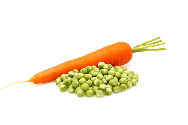Zanahoria y guisantes verdes aislados en un grano — Foto de Stock