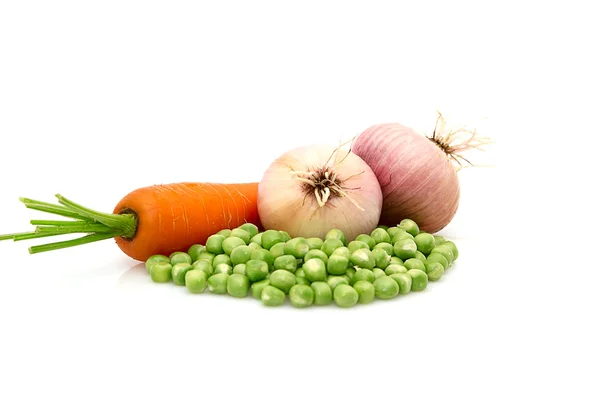 Zielony groszek, cebuli i marchwi . — Zdjęcie stockowe