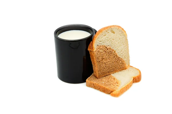 Fincan süt ve ekmek. — Stok fotoğraf