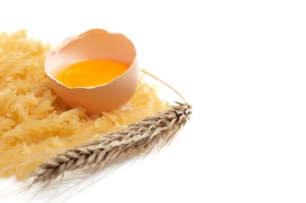 Telur pecah, pasta dan telinga . — Stok Foto