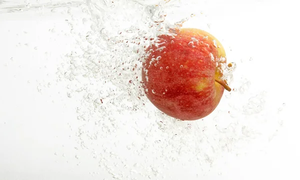 Une pomme fraîche dans de l'eau propre . — Photo