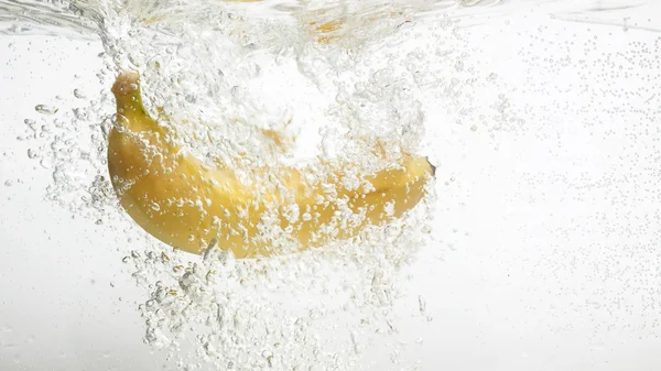 Frische Banane in sauberem Wasser. — Stockfoto