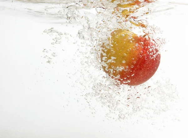 Frisch und schmackhaft ein Apfel im Wasser. — Stockfoto
