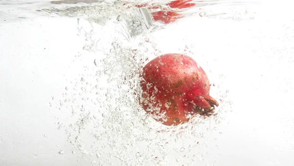 Färskt granatäpple i vatten. — Stockfoto