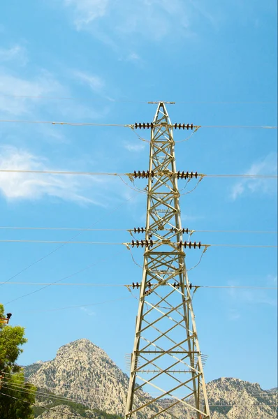 Bir arka plan üzerinde elektrik Kulesi — Stok fotoğraf