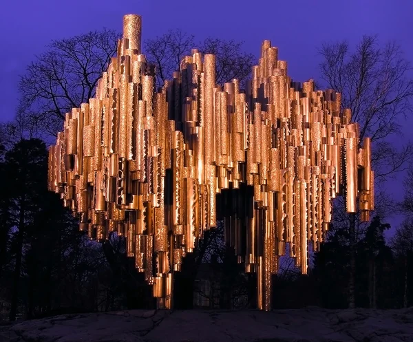 Sibelius-monument in de herfst nacht. — Stockfoto