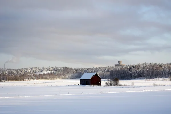 The house in the middle of a snow field. — Stock Photo, Image