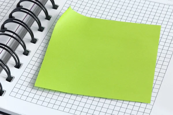 Caderno e adesivo verde — Fotografia de Stock