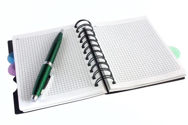 Abrir caderno e caneta verde — Fotografia de Stock