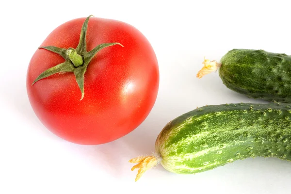 Natureza morta com tomate e pepinos — Fotografia de Stock