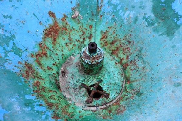 Fontaine à boire sans eau rouillée — Photo