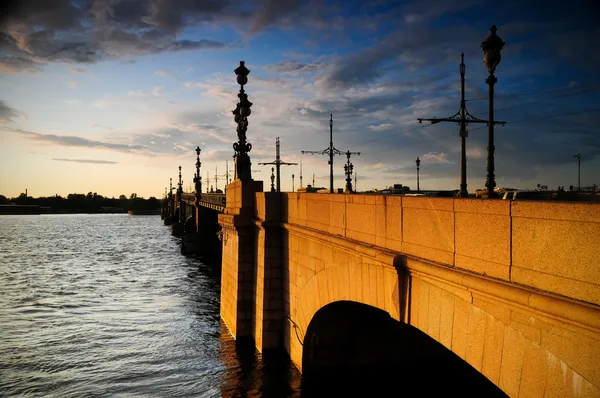 Παλιά γέφυρα πέρα από τον ποταμό Νέβα — Φωτογραφία Αρχείου