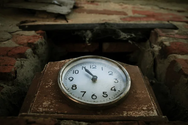Oude klok in sepia — Stockfoto