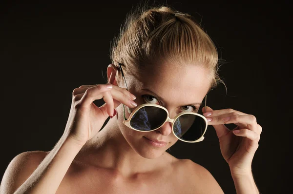 Antisun 眼镜和美丽年轻 woma 公司 — 图库照片