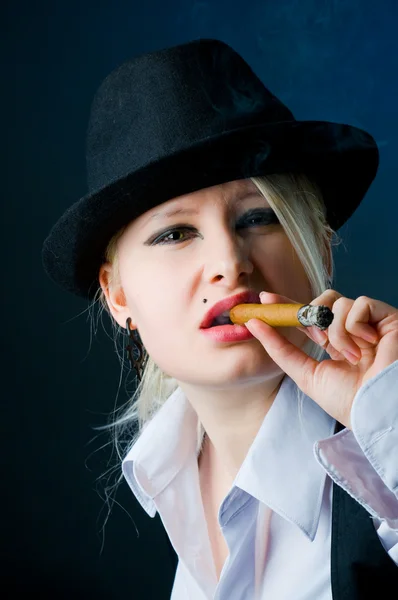 A nő egy kalap füstöl egy szivar — Stock Fotó