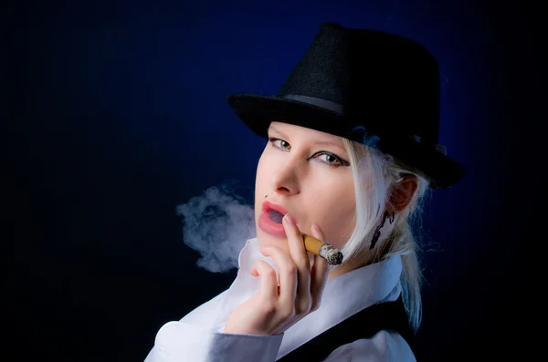 Курит сигару — стоковое фото