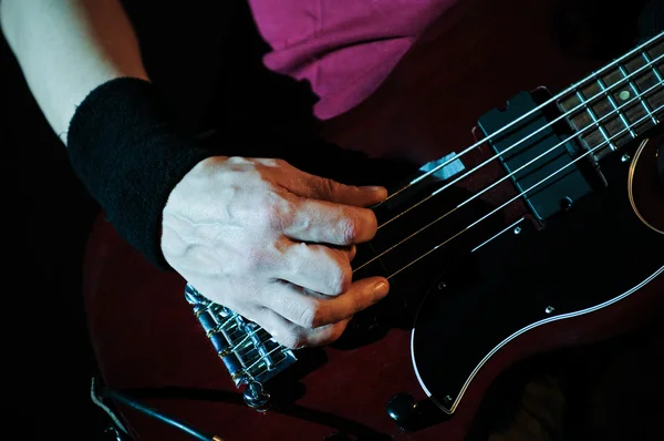Gitarre in Händen — Stockfoto