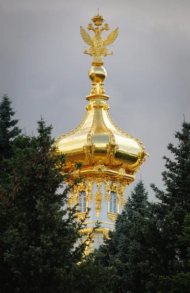 ペテルゴフ。大きな宮殿のドーム — ストック写真