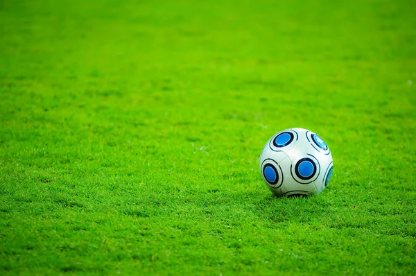 Pelota de fútbol en la hierba —  Fotos de Stock