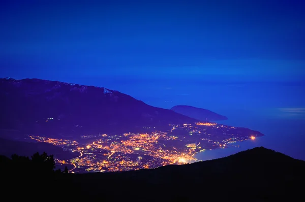 夜の山の町 — ストック写真
