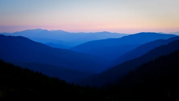 Wschód słońca nad górami — Zdjęcie stockowe