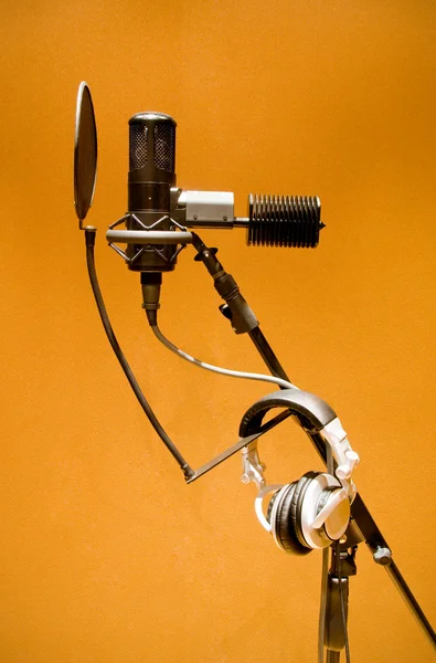 Микрофон для записи в студии — стоковое фото