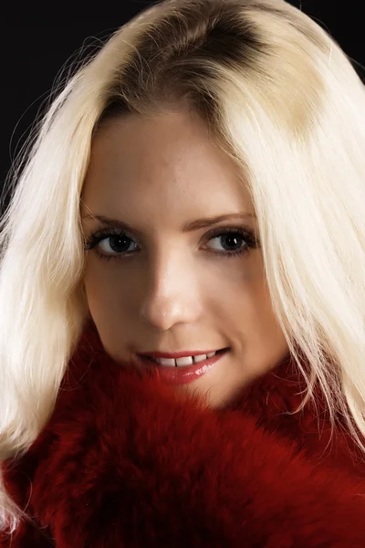 Piękna Młoda blondynka z czerwonym szalikiem — Zdjęcie stockowe