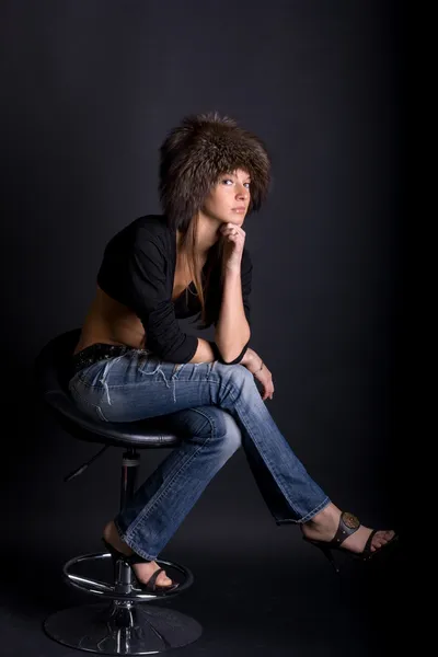 Vacker kvinna på en stol — Stockfoto