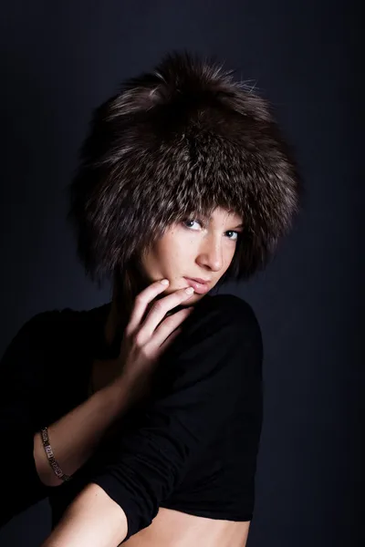 Retrato de mulher bonita em chapéu peludo — Fotografia de Stock