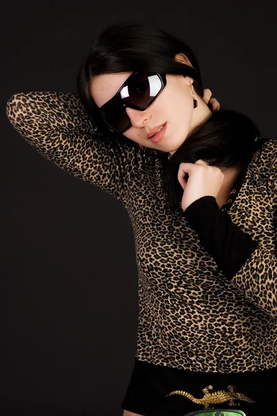 Jonge vrouw met zonnebril — Stockfoto