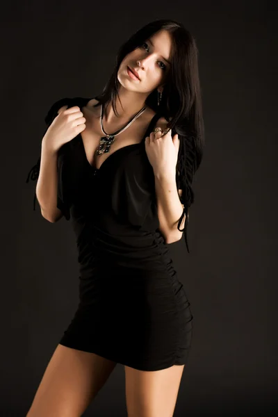 Bella giovane donna in abito nero — Foto Stock
