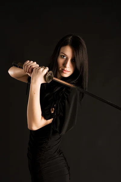 Krásná žena s mečem — Stock fotografie