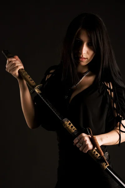 Vacker kvinna med svärd — Stockfoto