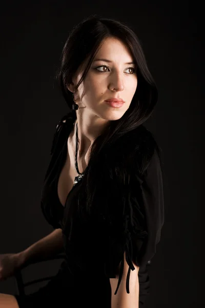 Piękna młoda kobieta w czarnej sukience — Zdjęcie stockowe