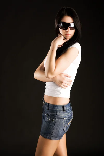Mooie jonge vrouw in sexy rok — Stockfoto