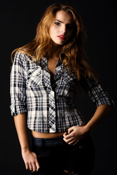 Güzel bir kadın cheked gömlek — Stok fotoğraf