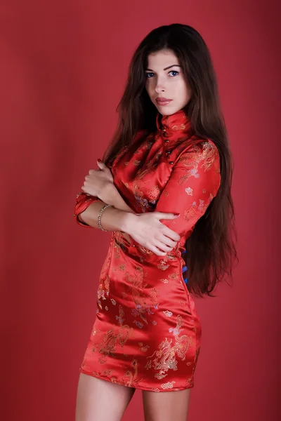 Giovane bella donna in abito giapponese — Foto Stock