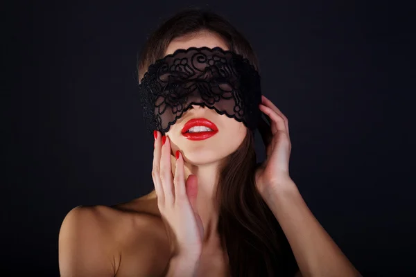 Mooie vrouw met kant masker — Stockfoto