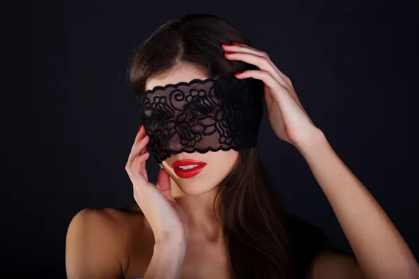 Hermosa mujer con máscara de encaje —  Fotos de Stock