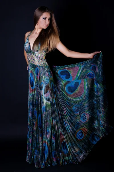 Jonge vrouw in mooie lange jurk — Stockfoto
