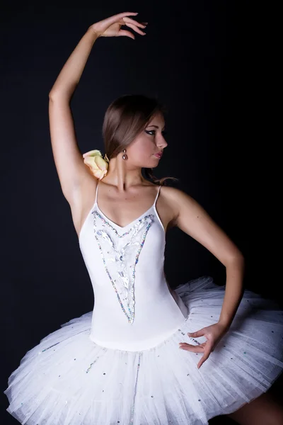 芭蕾舞女演员在白色短裙 — 图库照片