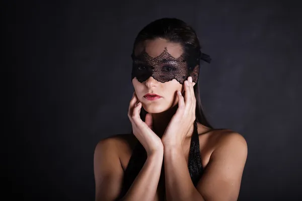 Mulher bonita com máscara de renda — Fotografia de Stock