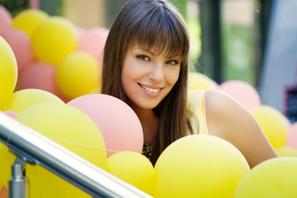 Glada leende kvinna i ballonger — Stockfoto