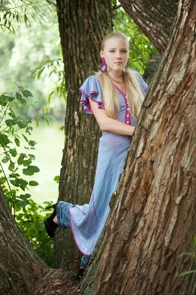 年轻漂亮的姑娘附近绿树 — 图库照片